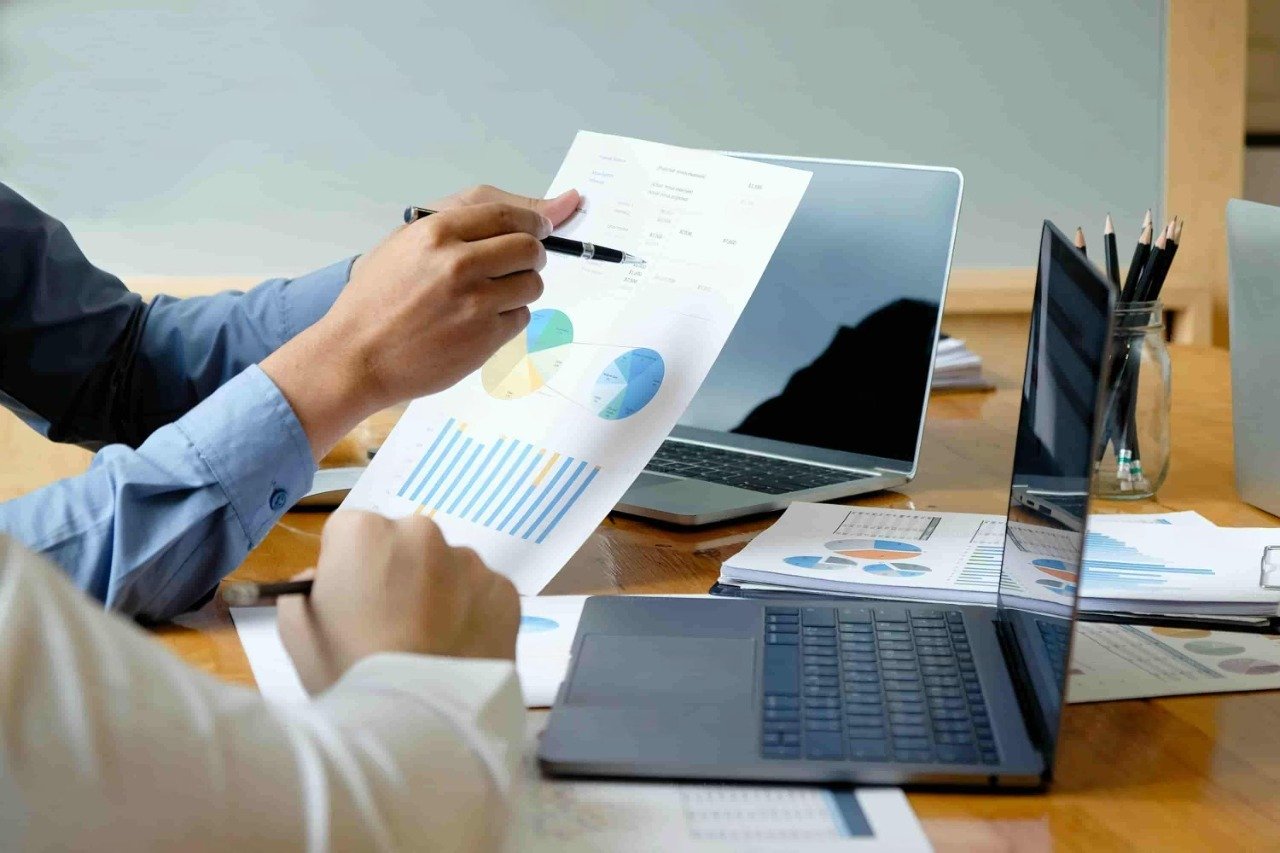 CPA firm capacity benchmarking chart comparing top performers vs median firms.